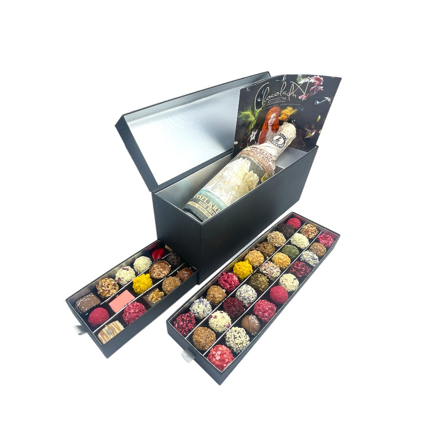 
                  
                    Chocolade pralines met bijzondere likeuren naar keuze in luxe ChocolaDNA lade-box
                  
                
