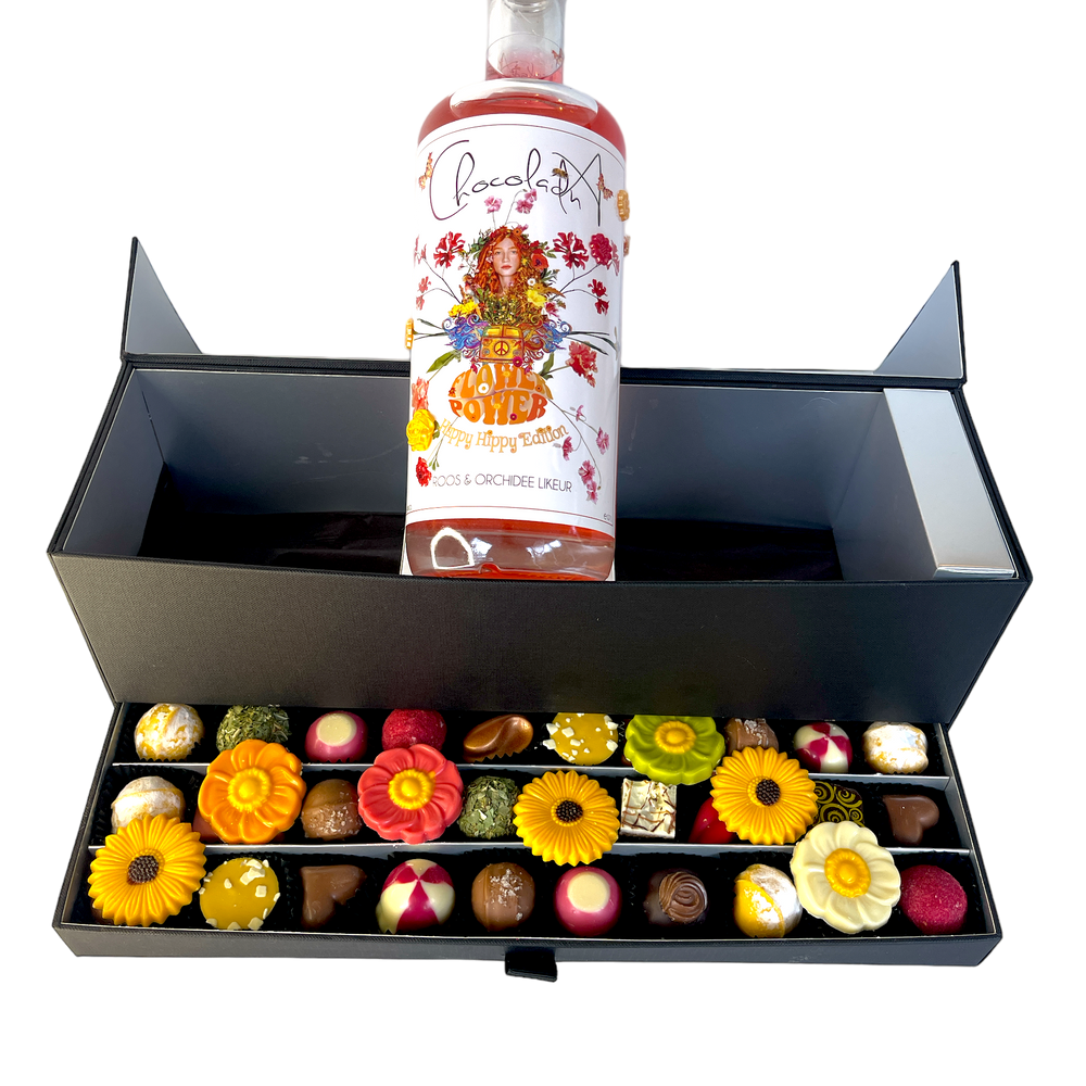 
                  
                    Flower Power Schokoladentrüffel mit Blumenlikör in luxuriöser ChocolaDNA-Schubladenbox
                  
                