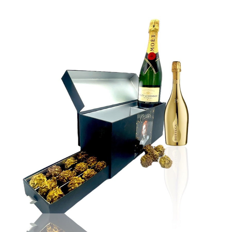 
                  
                    Champagner und Schokolade in Schubladenboxen mit Winterurlaub-Design
                  
                